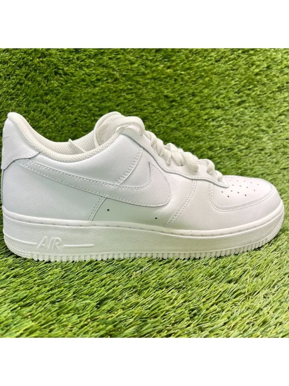 Nike Air Force 1 '07 Low Mens Size 9.5 White Athletic Lifestyle Shoes Sneakers